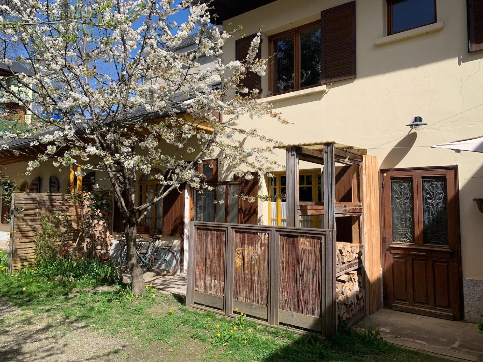 Charmant Appartement Sur Cour, Le Cerisier Bagneres-de-Bigorre Luaran gambar